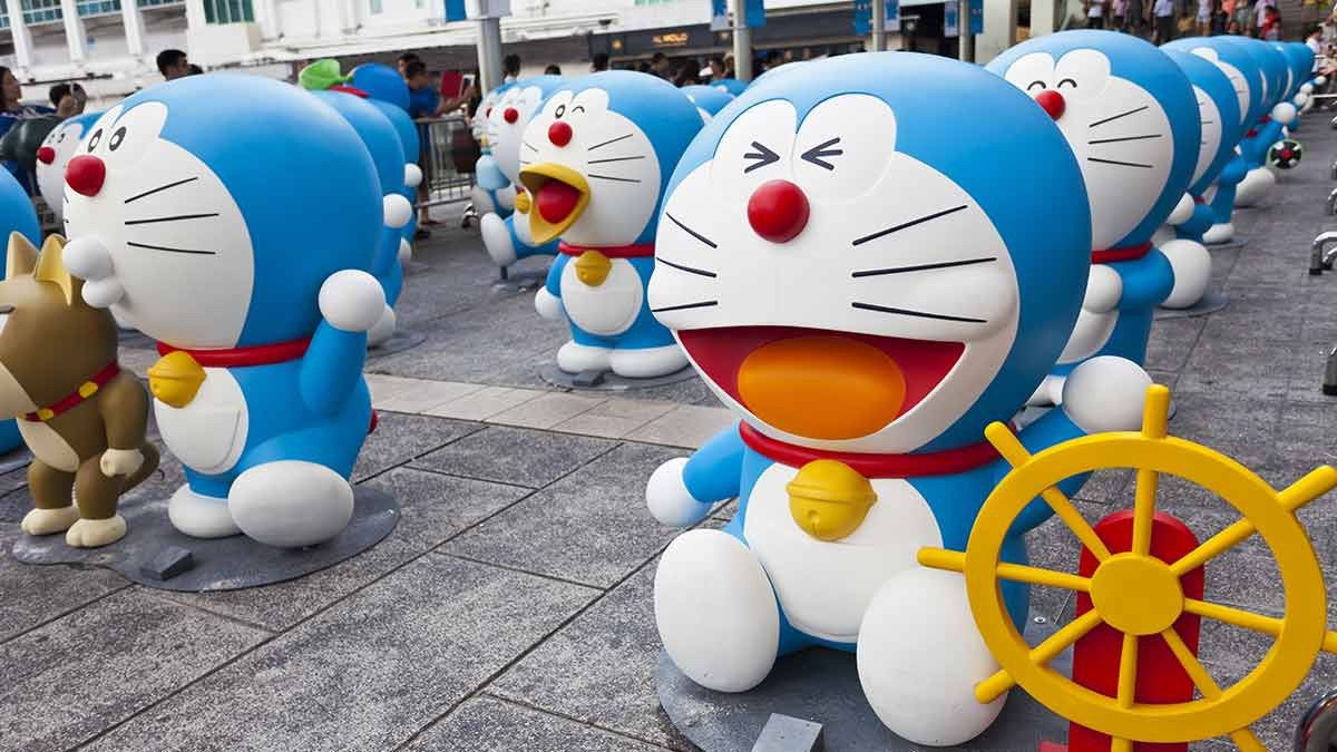 En Tailandia creen que los gatos invocan la lluvia así que organizaron una procesión paseando un peluche de Doraemon