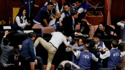 Taiwán: Legisladores se enfrentan en Parlamento por reformas