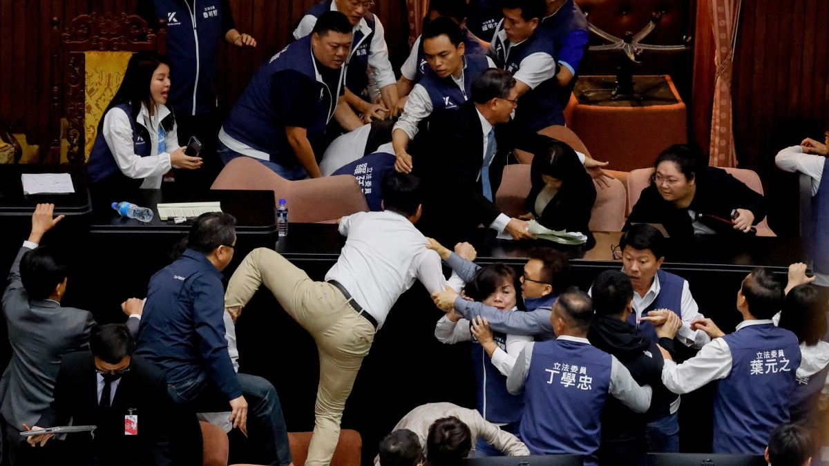 Enfrentamientos en Parlamento de Taiwán por reformas; diputado roba propuesta para evitar aprobación