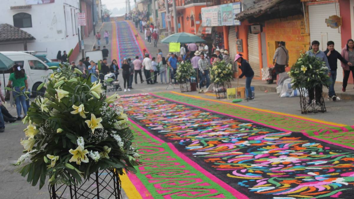 ¡Tradición viva! Tapetes llenan de color las calles del Pueblo Mágico de Acaxochitlán, Hidalgo