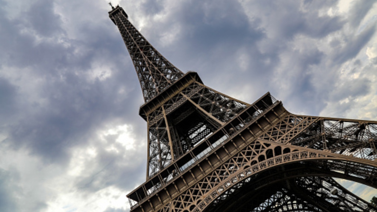 ¿Impacto celestial? Rayo cae sobre la Torre Eiffel en París