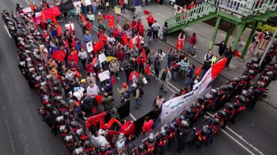 Marcha del Sindicato de Trabajadores del Colegio de Bachilleres en Calzada de Tlalpan, CDMX