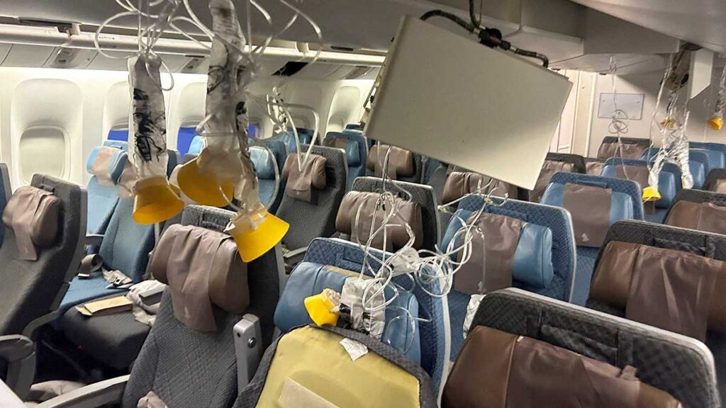 Fotos y videos de terror: Turbulencia y aterrizaje de emergencia de Singapore Airlines deja un muerto