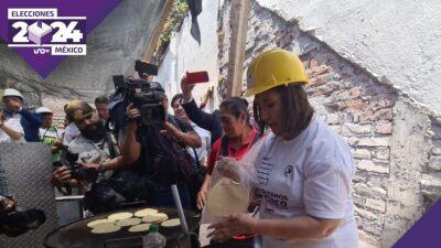 Xóchitl Gálvez celebrando el Día de la Santa Cruz con trabajadores de la construcción