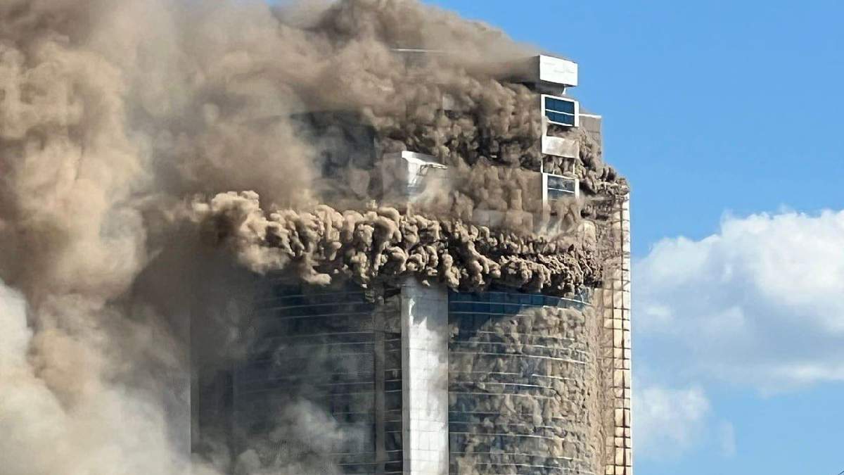 Kazajistán: fuerte incendio en edificio residencial de 26 pisos; imágenes