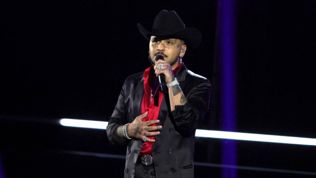 Christian Nodal cantante acusado de falsificación