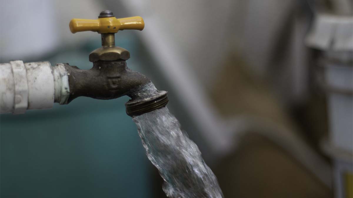 ¿Qué está pasando? Ciudadanos reportan agua turbia en hogares de Nuevo León