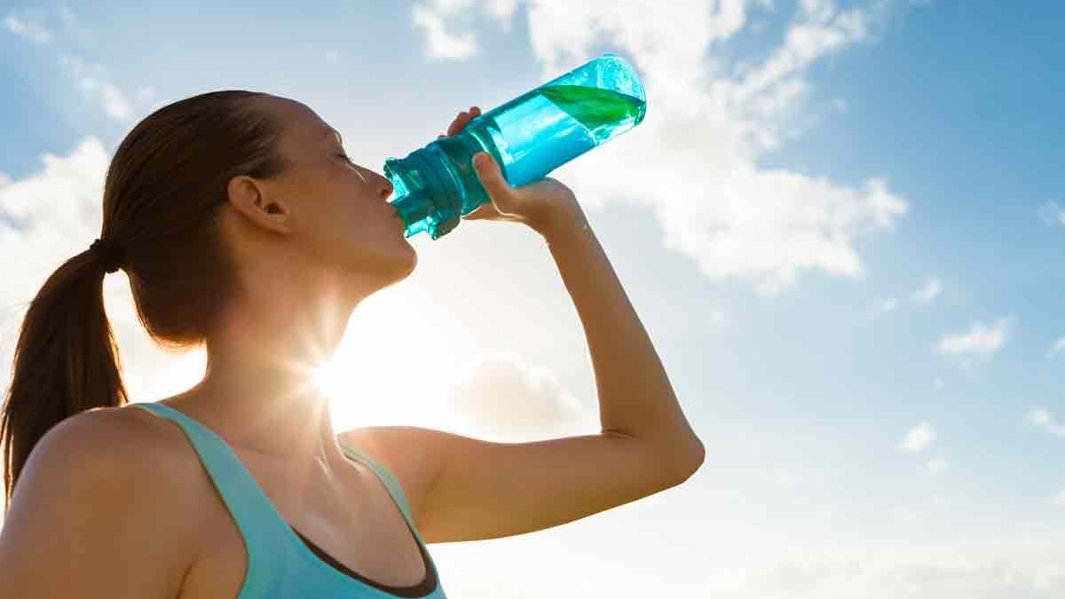 ¿Agua o electrolitos, qué hidrata mejor en el calor?