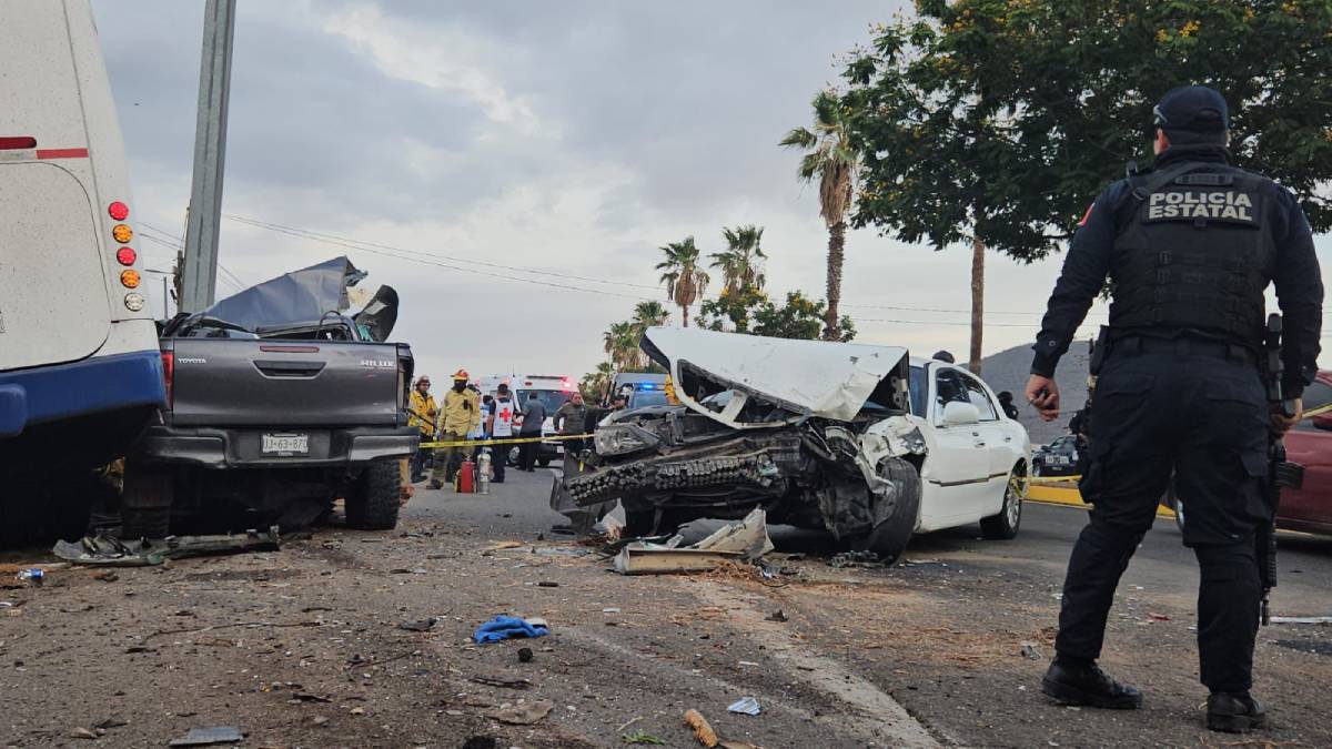 Un muerto y 17 heridos deja choque entre vehículos y un camión de pasajeros en Culiacán