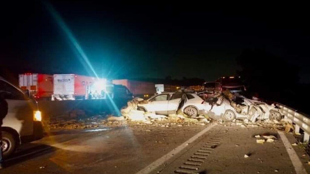 autopista-mexico-puebla-volcadura-de-trailer-deja-3-muertos