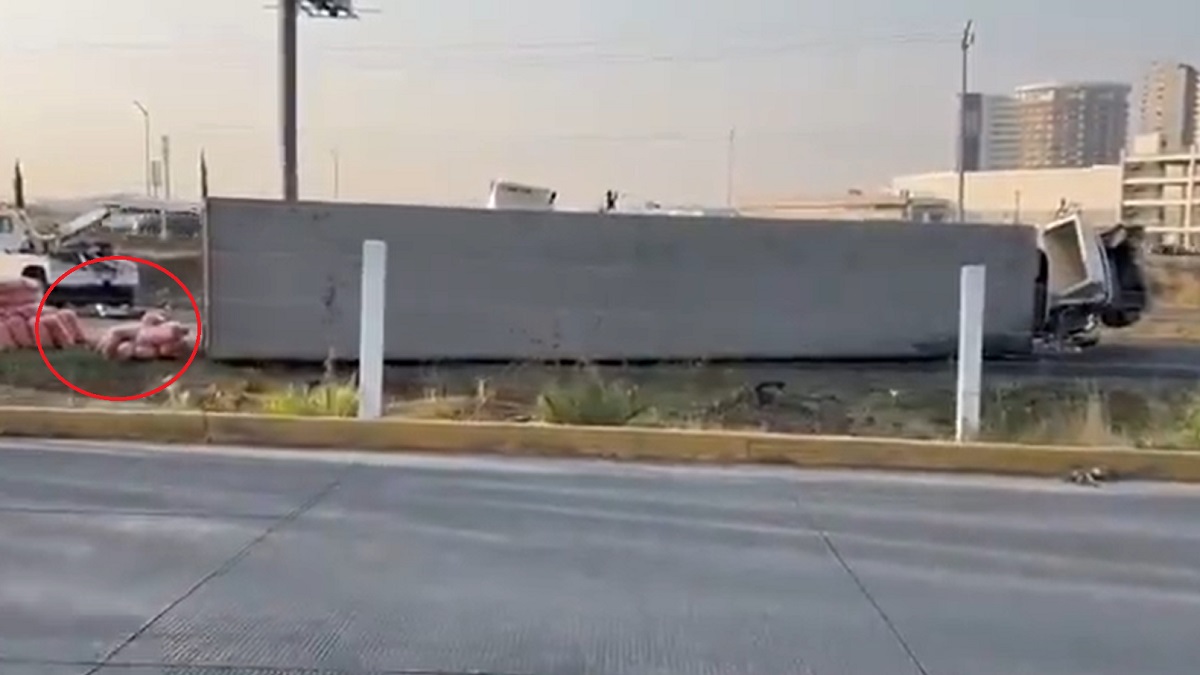 Cierran carriles de la Autopista Puebla-Atlixco; volcó un tráiler con zanahorias