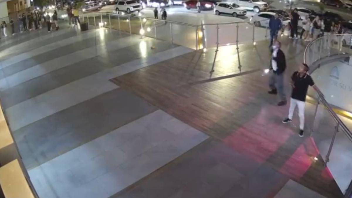 Fuerte video: difunden momento exacto del desplome del barandal en Plaza Altus