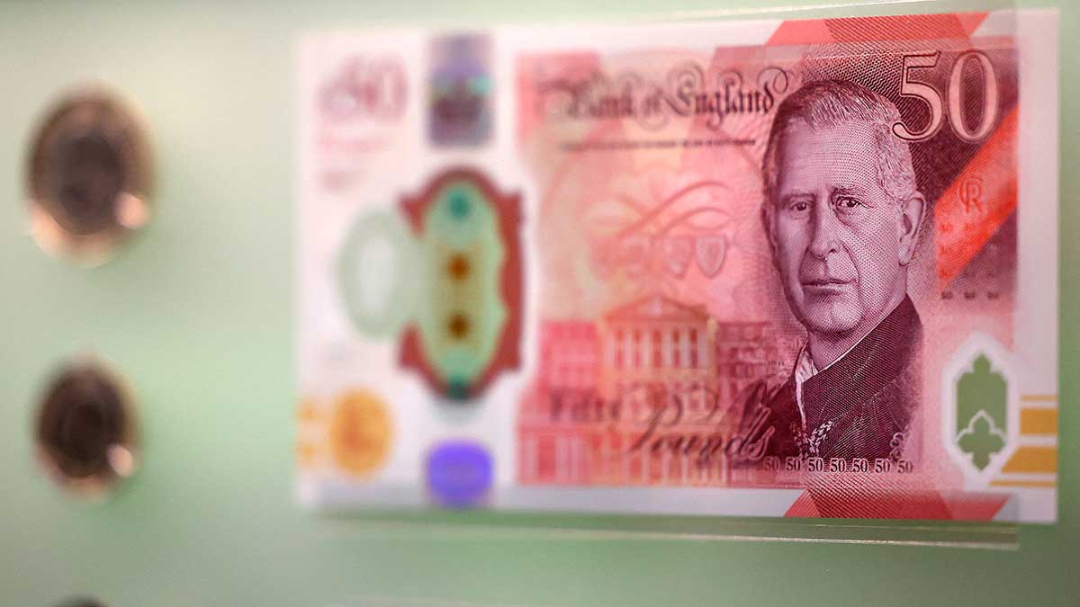 Billetes con imagen del rey Carlos III entran en circulación en Reino Unido