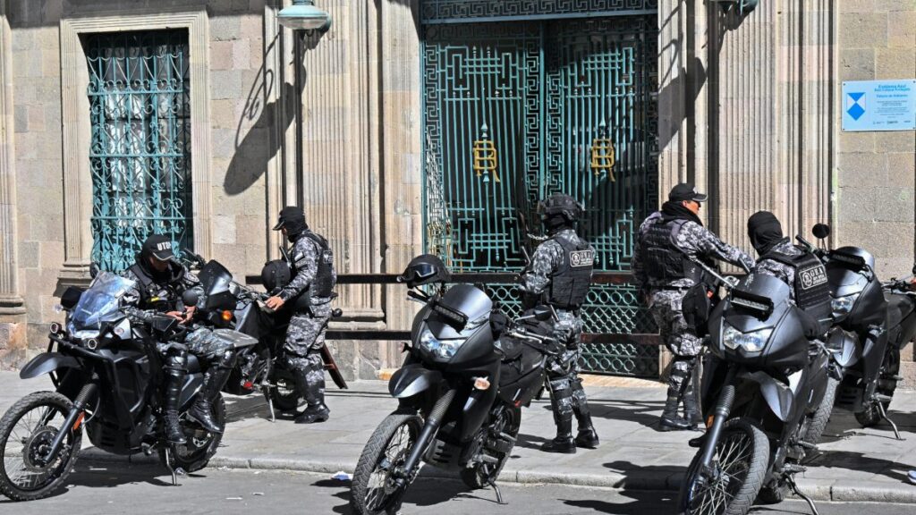 Policías resguardan edificio de Gobierno, tras intento de golpe de Estado en Bolivia