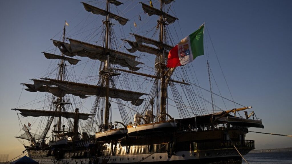 Buque italiano Amerigo Vespucci llega a Puerto Vallarta, México