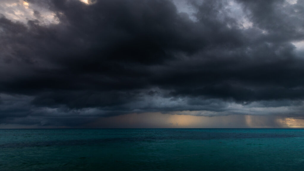 Onda tropical se dirige a la Península de Yucatán y podría ser ciclón