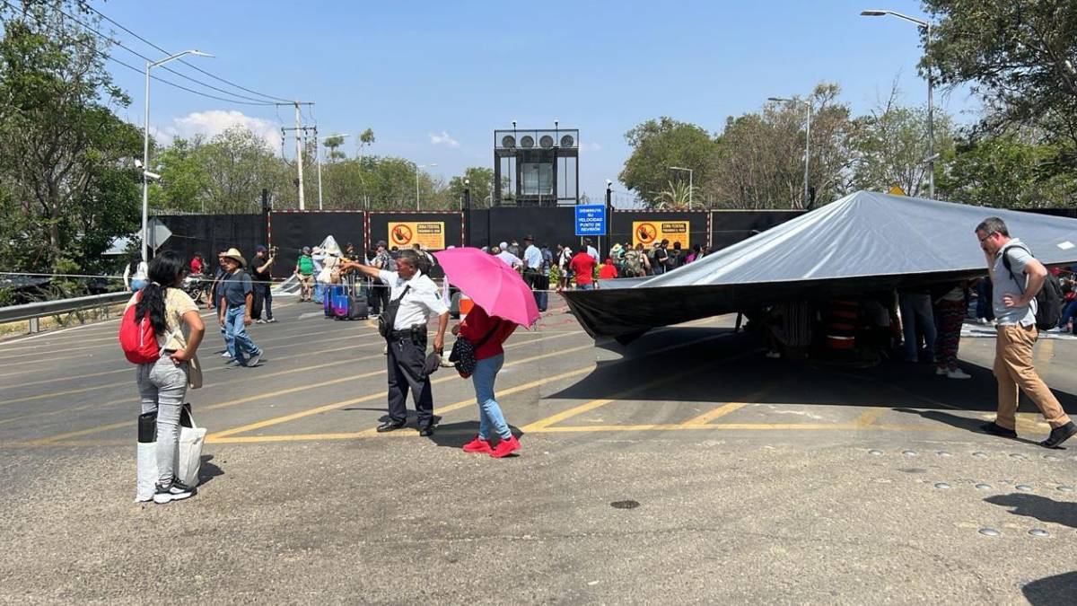 CNTE bloquea aeropuerto de Oaxaca; es permanente, dice