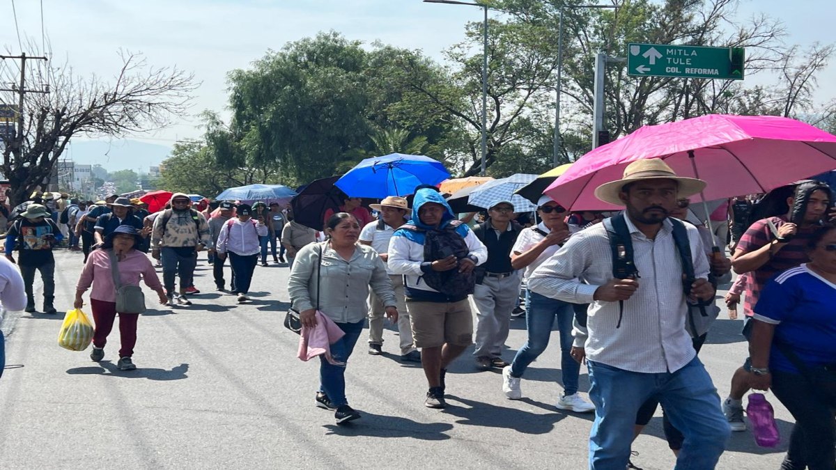 ¡Alzan la voz! CNTE de Oaxaca marcha en protesta por violencia a maestros