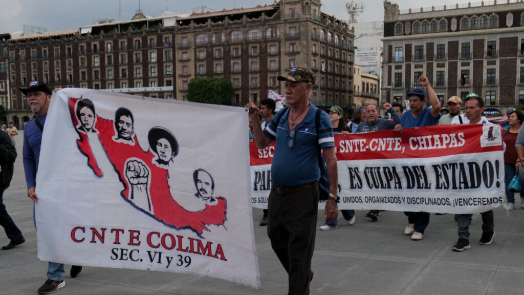 Integrantes de la CNTE mantienen un plantel en el Zócalo