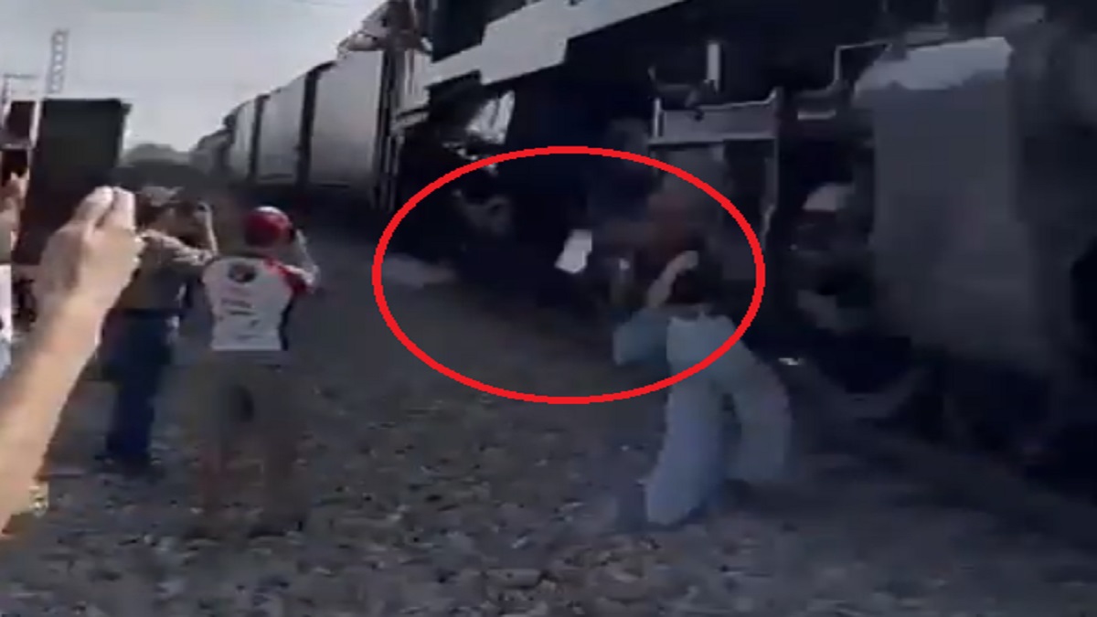 ¡Por poquito! Otra mujer estuvo a punto de morir arrollada por el tren en Ramos Arizpe, Coahuila