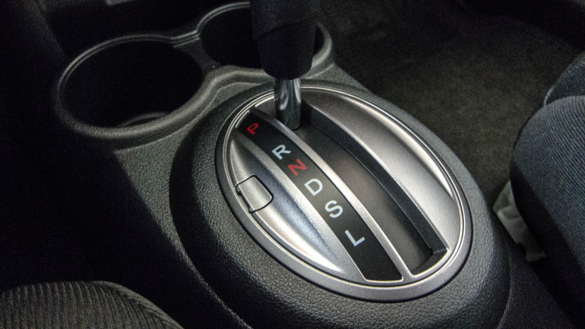No todos los conductores lo saben: ¿Para qué sirve el cambio “L” en un coche automático?