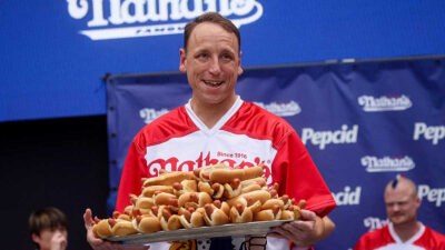 ¡Solo para carnívoros! Campeón en competencia de comer hot dogs es excluido por unas salchichas vegetarianas
