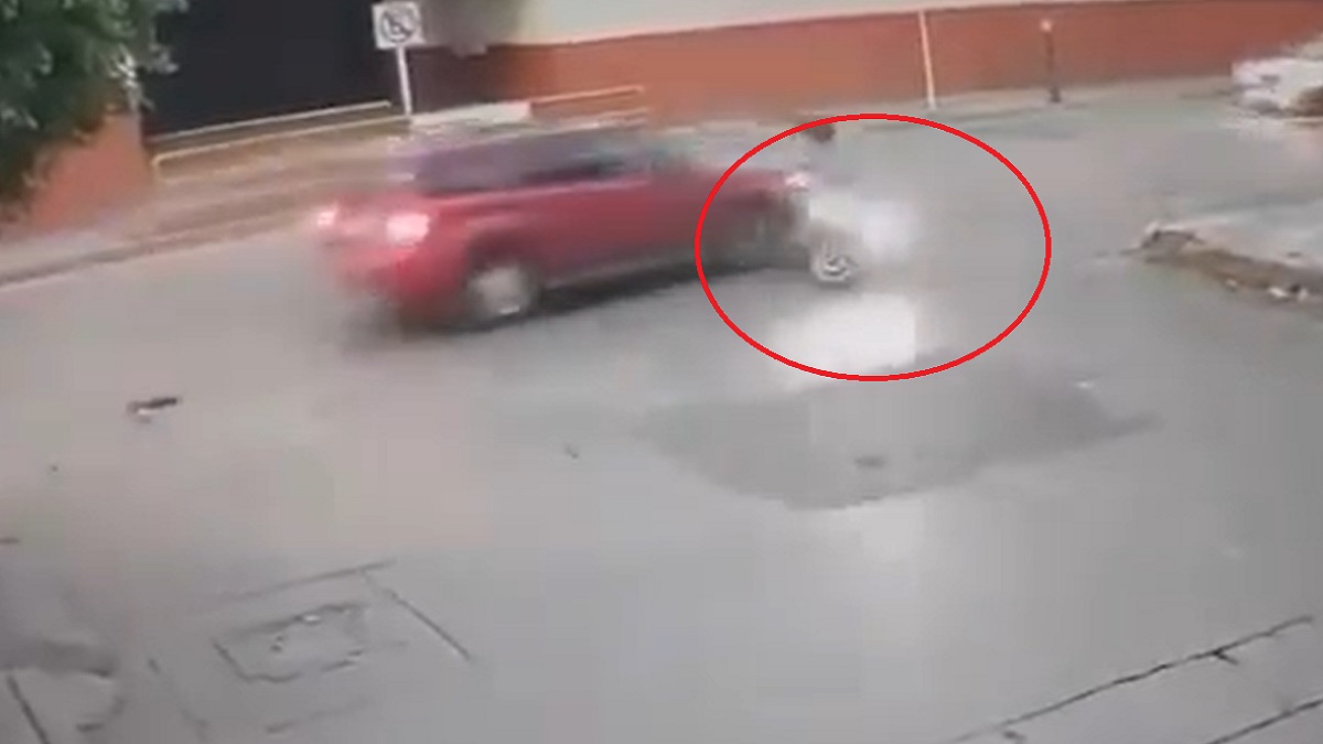 Video: automovilista embiste a motociclista y escapa