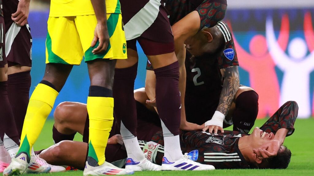 Edson Álvarez en el césped tras lesionarse en el partido que México ganó ante Jamaica en la Copa América 2024