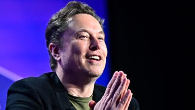 Elon Musk amenaza con prohibir el iPhone en sus empresas por alianza Apple-OpenAI