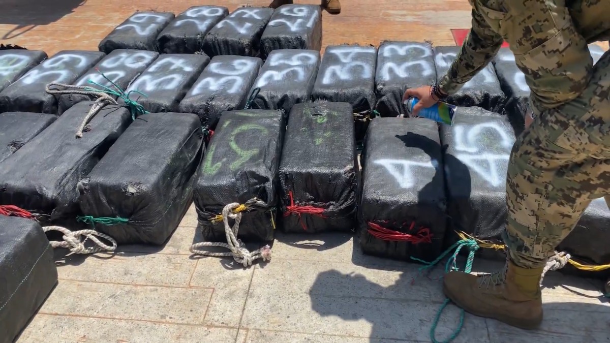 Golpe al narcotráfico: Marina asegura 103 paquetes de cocaína que flotaban en el mar de Acapulco
