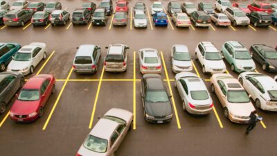 Estacionamientos deben tener seguro para cubrir daños a automóviles