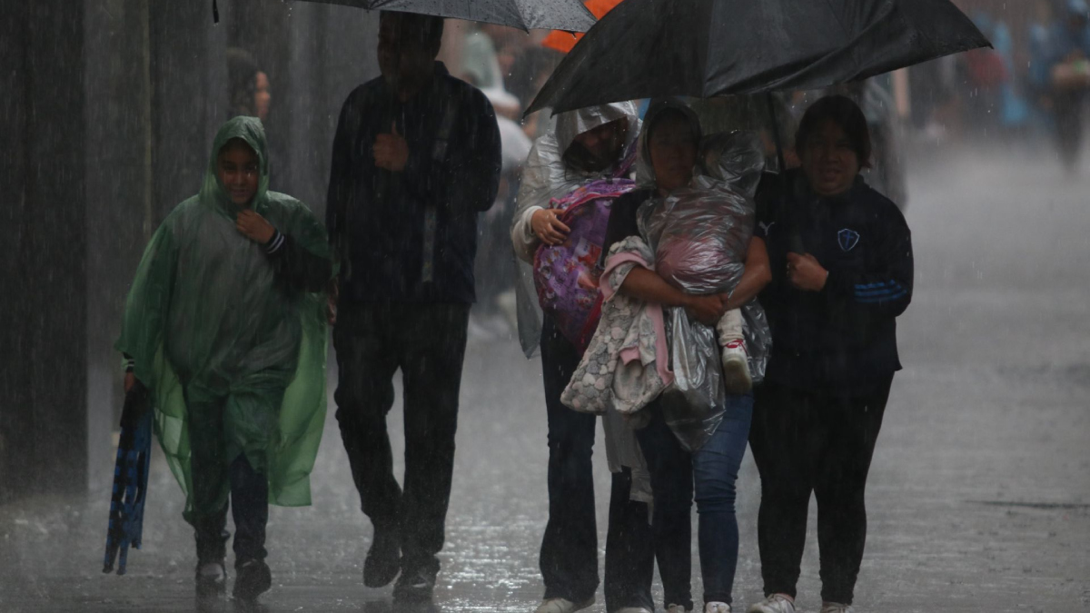 Activan alerta roja en 6 alcaldías de CDMX por pronóstico de fuertes lluvias