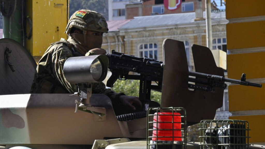 Un vehículo blindado desplegado frente al Palacio Quemado en Bolivia por intento de golpe de estado