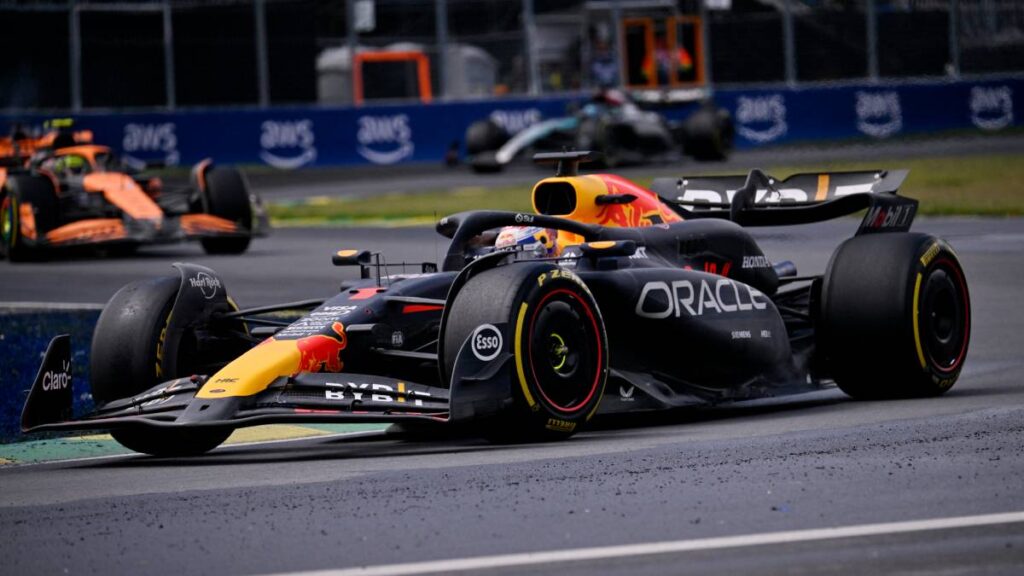 La carrera del Gran Premio de Canadá no fue nada sencilla para nadie. Ni para Checo Pérez quien tuvo que abandonarla por un golpe en su alerón, ni para Max Verstappen, quien ganó pero con muchas complicaciones producto de sus duelos ante Lando Norris (segundo lugar) y George Russell (tercer sitio).