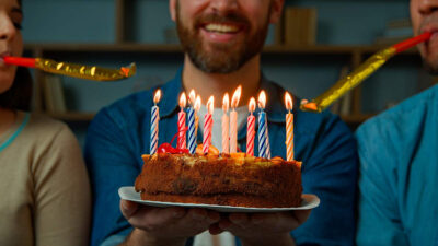 Por qué se le ponen velitas al pastel de cumpleaños