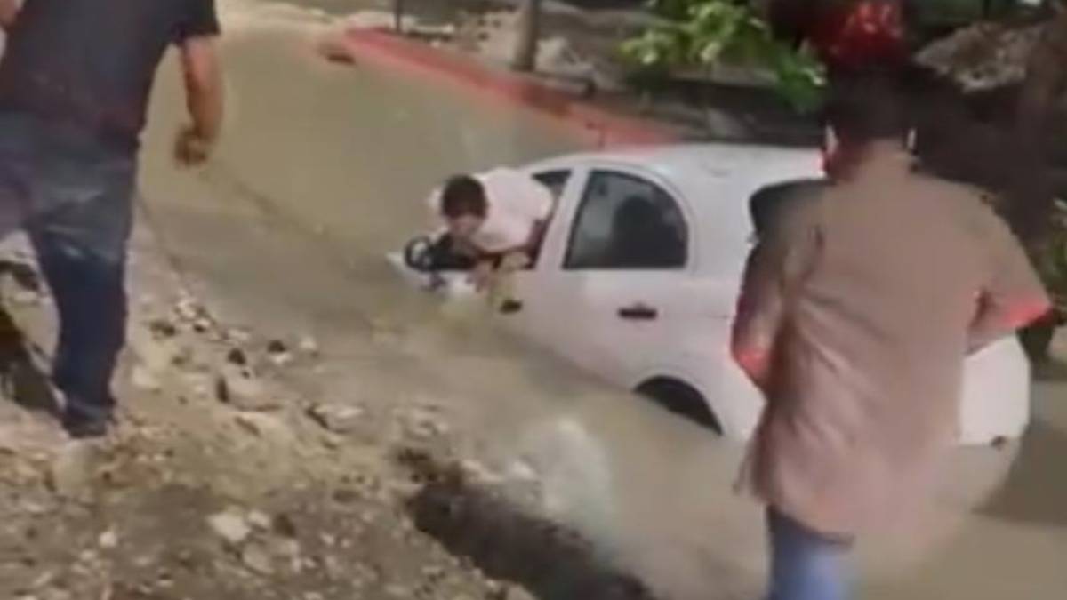 ¡Segundos de terror! Rescatan a hombre de auto a punto de ser “tragado” por un hoyo en Chiapas