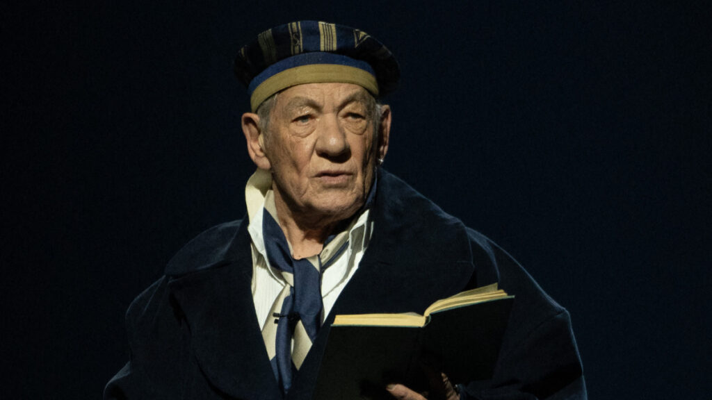 Ian McKellen se recupera tras sufrir caída en teatro