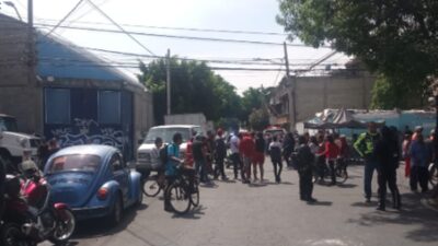 Iztapalapa: trifulca entre policías y vecinos por muerte de un hombre