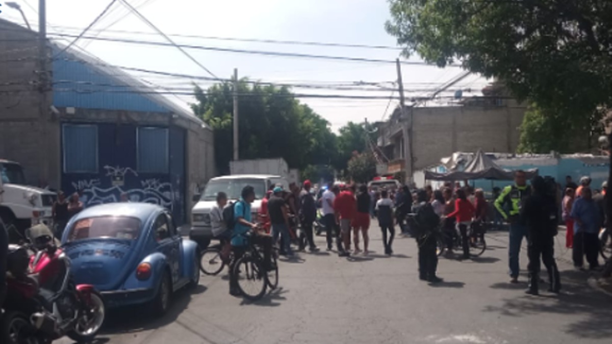 Trifulca en Iztapalapa: vecinos y policías se enfrentan por muerte de un hombre
