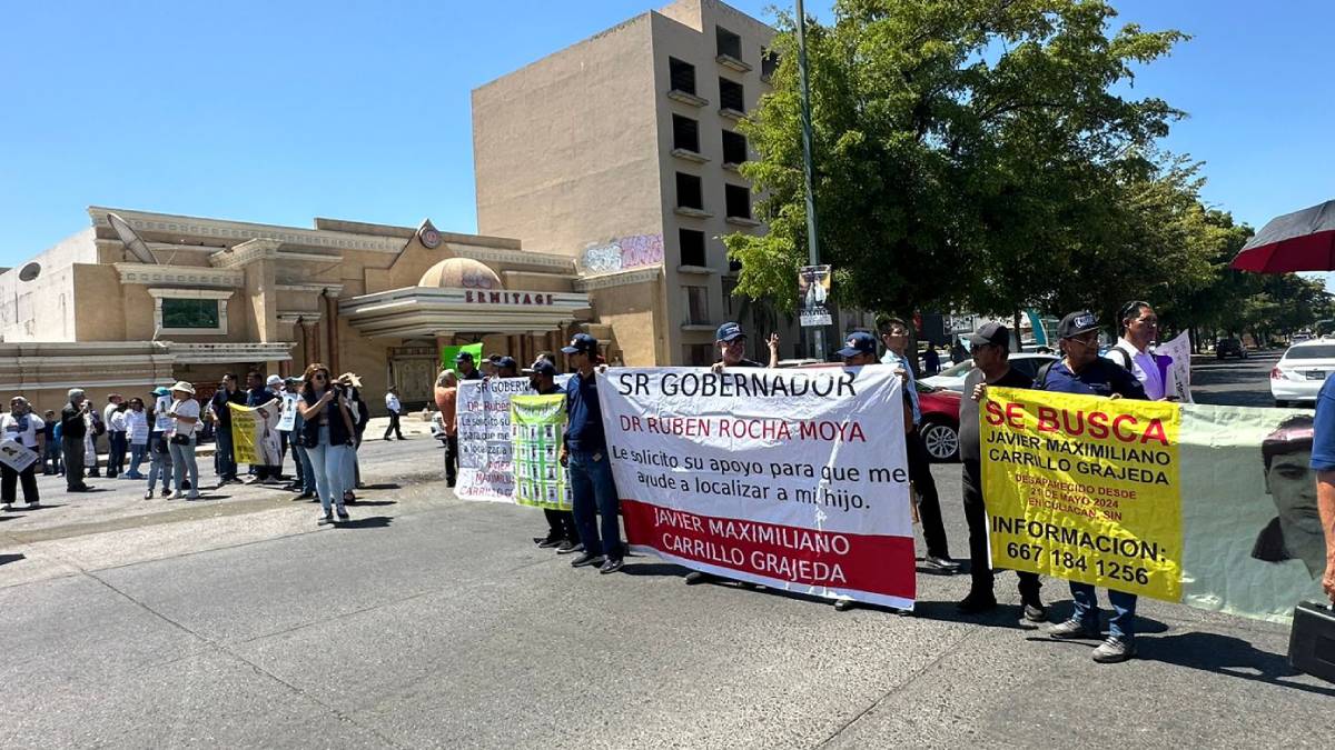 Familiares de Javier Maximiliano Carrillo protestan ante Fiscalía de Sinaloa; piden encontrarlo