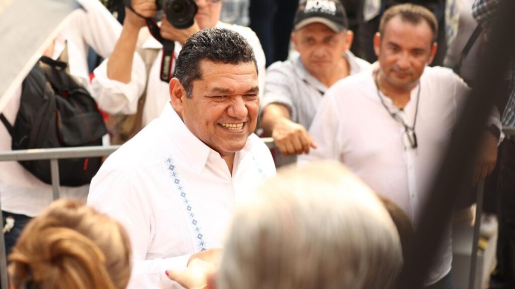 Javier May, gobernador electo de Tabasco, recibe su constancia de mayoría