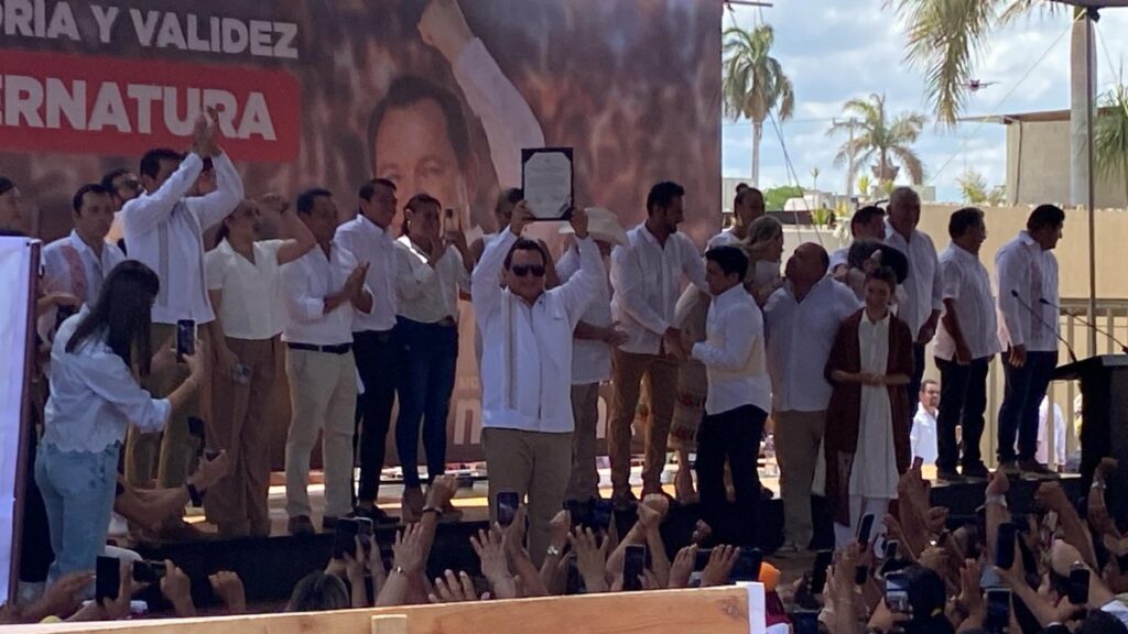 Joaquín Díaz, gobernador electo de Yucatán, recibe su constancia de mayoría