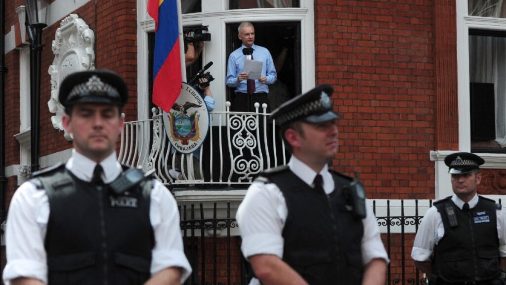 Julian Assange desde la embajada de Ecuador