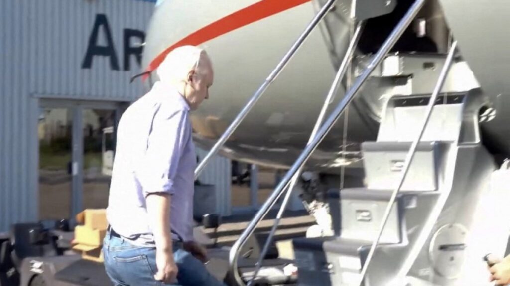 Assange toma un avión después de recuperar su libertad. Foto: AFP.