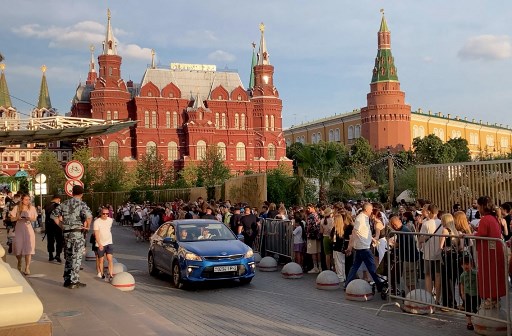 Fans de Kanye West afuera del hotel donde se hospeda en Rusia