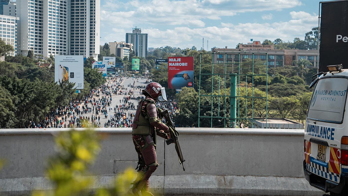 Policía abre fuego contra manifestantes que intentaban asaltar Parlamento de Kenia; hay varios muertos