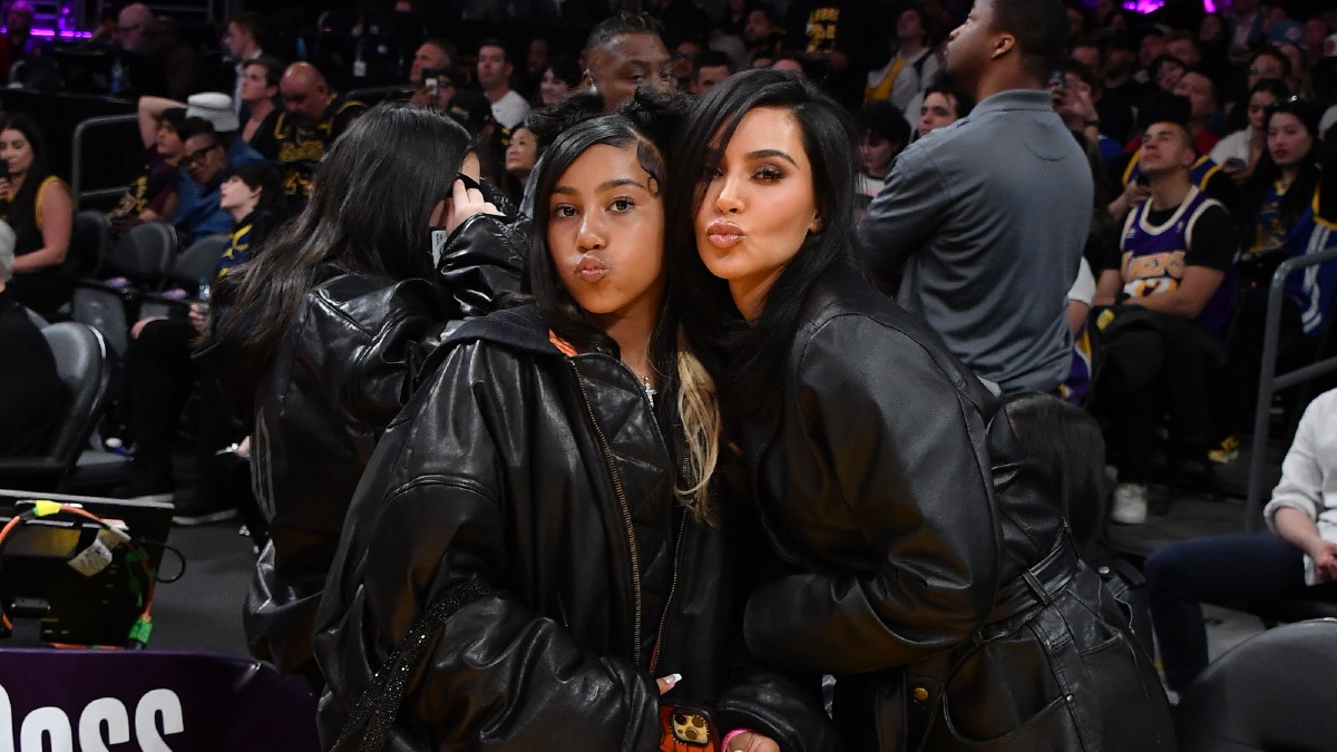 Kim Kardashian usa look de león para opacar a su hija North West en performance de “El Rey León”