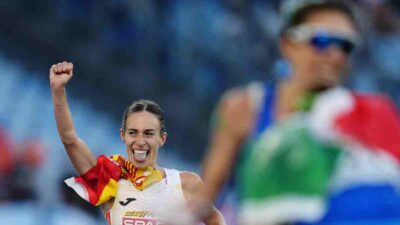 Laura García-Caro se queda sin medalla por celebrar antes de llegar a la meta