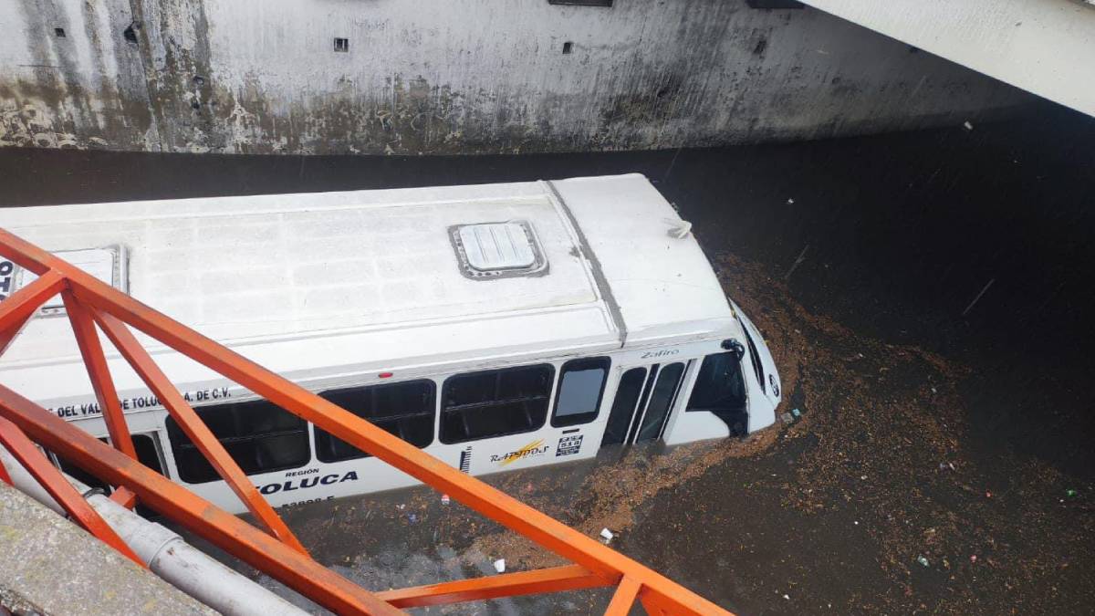 ¡Momentos de angustia! Pasajeros de autobús varado en Toluca son rescatados tras lluvias
