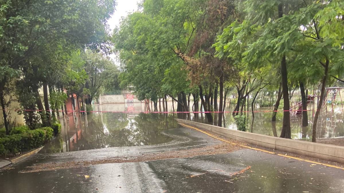 Lluvia deja casas dañadas y un auto flotando en Tecámac, Edomex; IMÁGENES